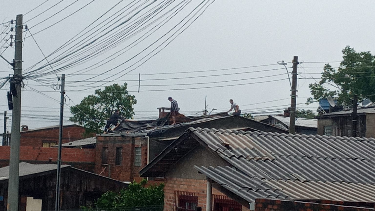 Moradores unem forças para proteger suas casas após devastadora chuva de granizo em São Marcos