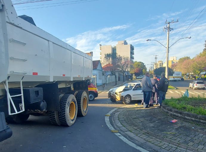 Casal de idosos ficou ferido após colisão traseira no centro esta manhã