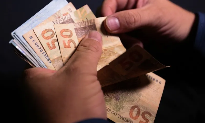 Governo propõe salário mínimo de R$ 1.502 em 2025