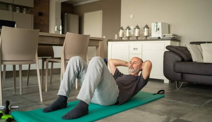 Professor explica os benefícios de se exercitar no inverno e dá dicas de exercícios para fazer dentro de casa