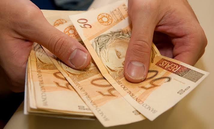 Aposentados e pensionistas começam a receber antecipação do 13º