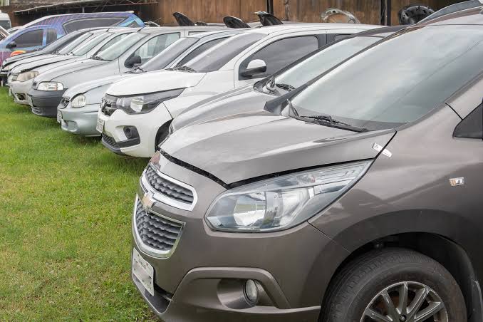 Detran oferta 597 veículos e sucatas em leilão virtual