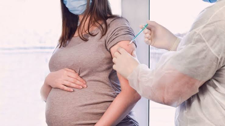 Gestantes e puérperas devem fazer cadastro para receber vacina contra a Covid-19