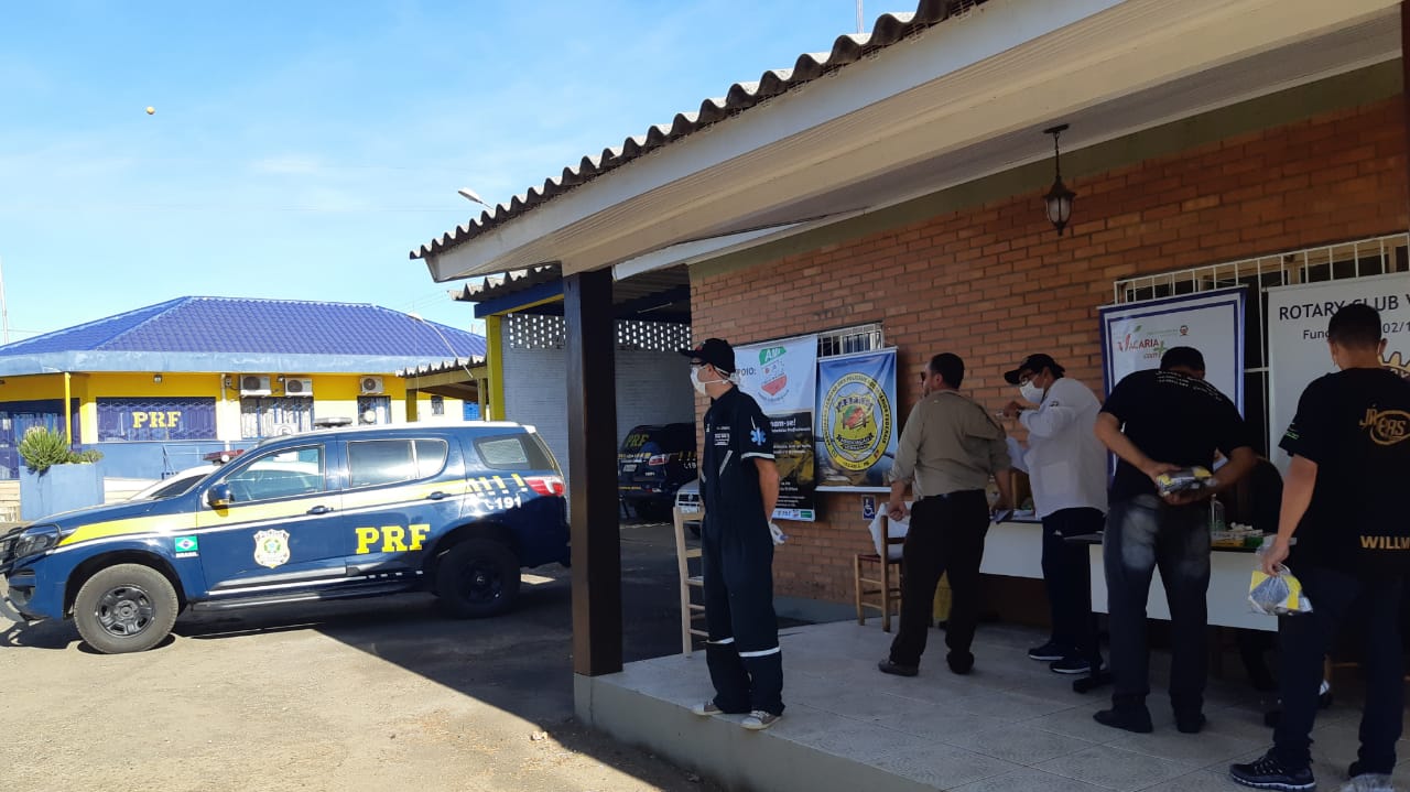 Caminhoneiros são vacinados contra a gripe em unidades da PRF