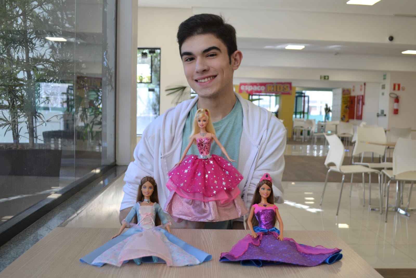 Fã da Barbie, jovem abre exposição com mais de 40 bonecas em Caxias