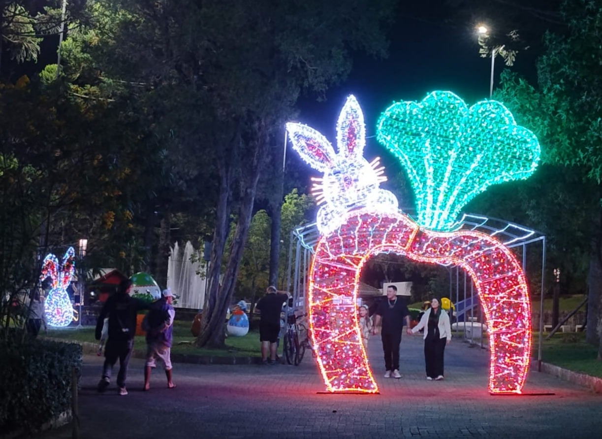 Praça Dante Marcucci ganha brilho especial com decoração de Páscoa em São Marcos