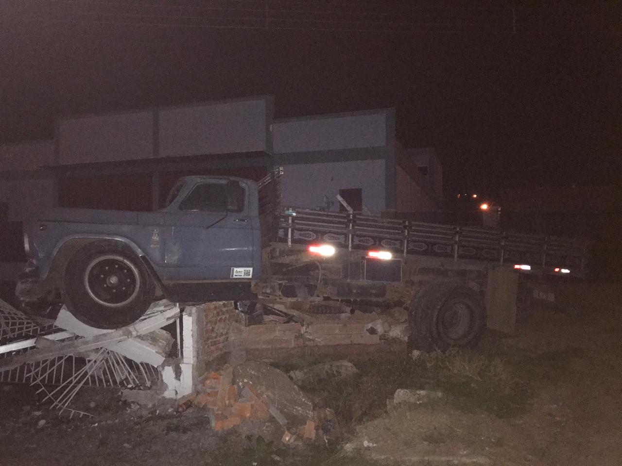Condutor perde o controle e bate com caminhão em muro