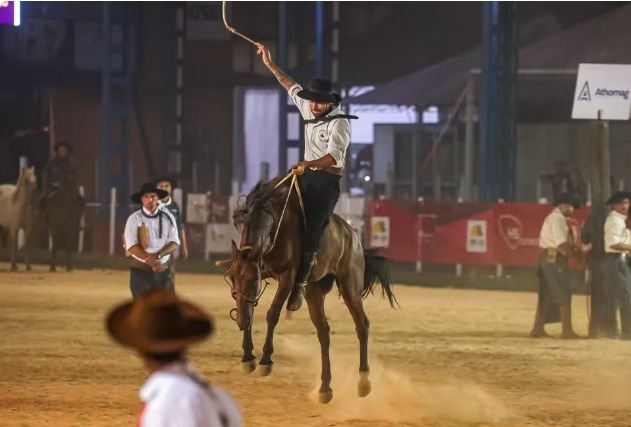 Sancionada a lei que regulamenta o rodeio crioulo como atividade cultural