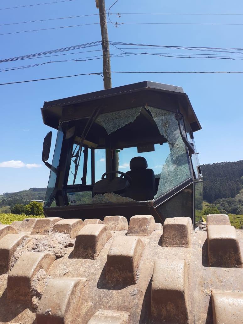 Vândalos atacaram máquinas usadas em asfaltamento em São Marcos