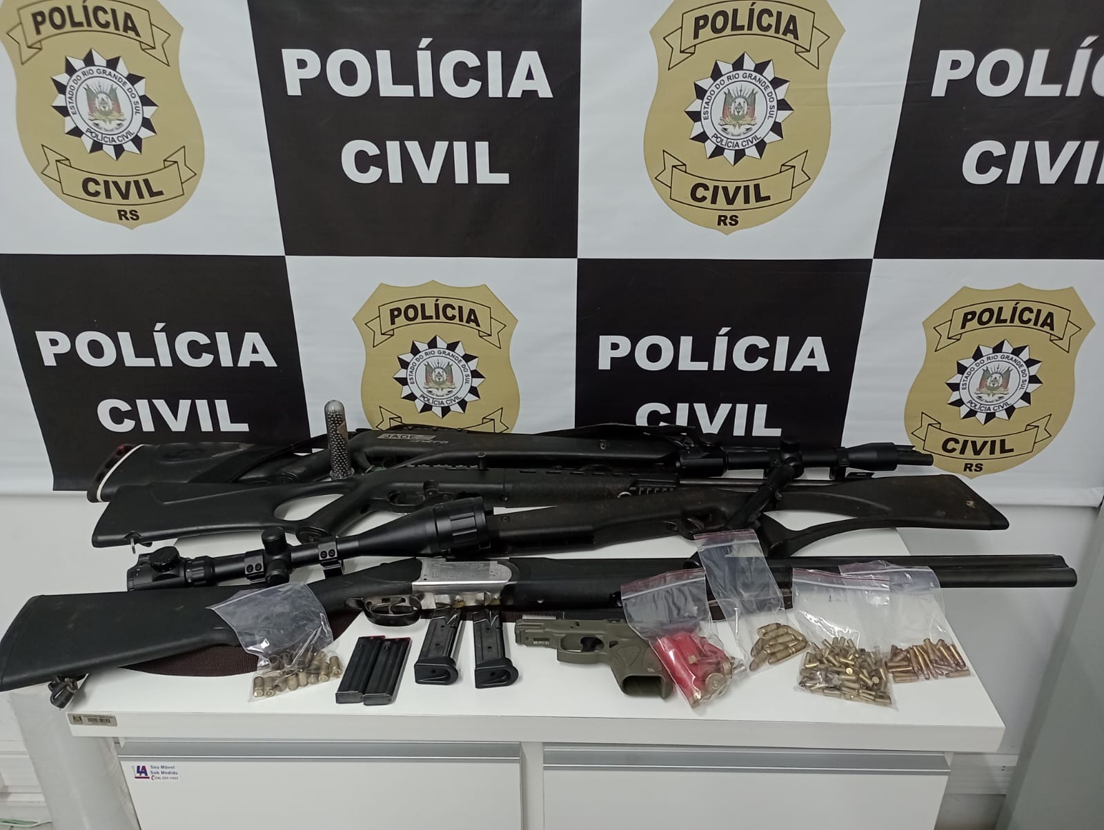 Polícia Civil apreende armas em residência no bairro Michelon durante cumprimento de mandado