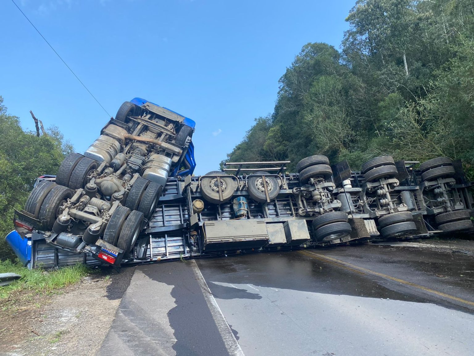 Trânsito bloqueado na Rota do Sol após tombamento de carreta, em São Francisco de Paula
