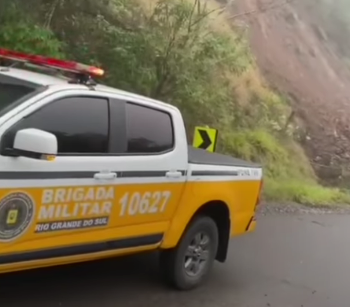 Deslizamento de terra causa bloqueio da rodovia na ERS 122, em Farroupilha