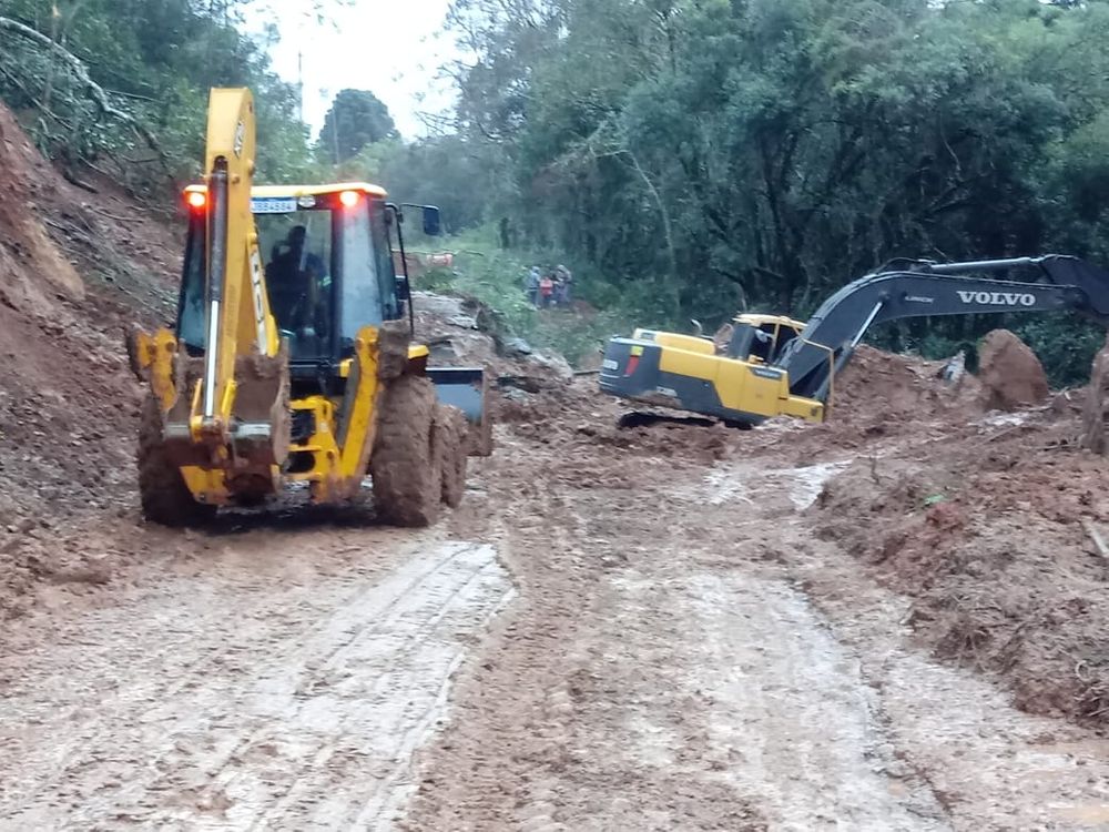 Queda de barreiras em Criúva deixam famílias isoladas: prefeitura de Caxias do Sul atua para restabelecer acesso