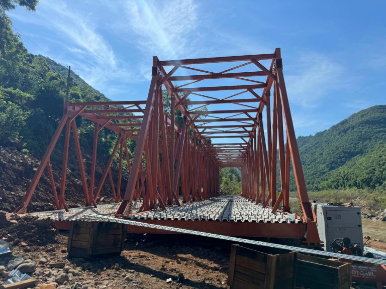 Montagem da estrutura da ponte de Nova Roma do Sul está na reta final