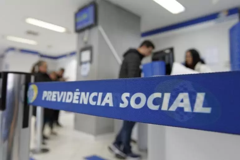 Servidores do INSS entram em greve por tempo indeterminado