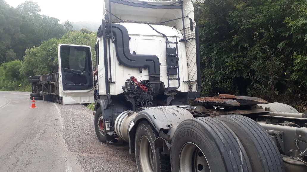 Carreta tombou na BR 116 esta manhã
