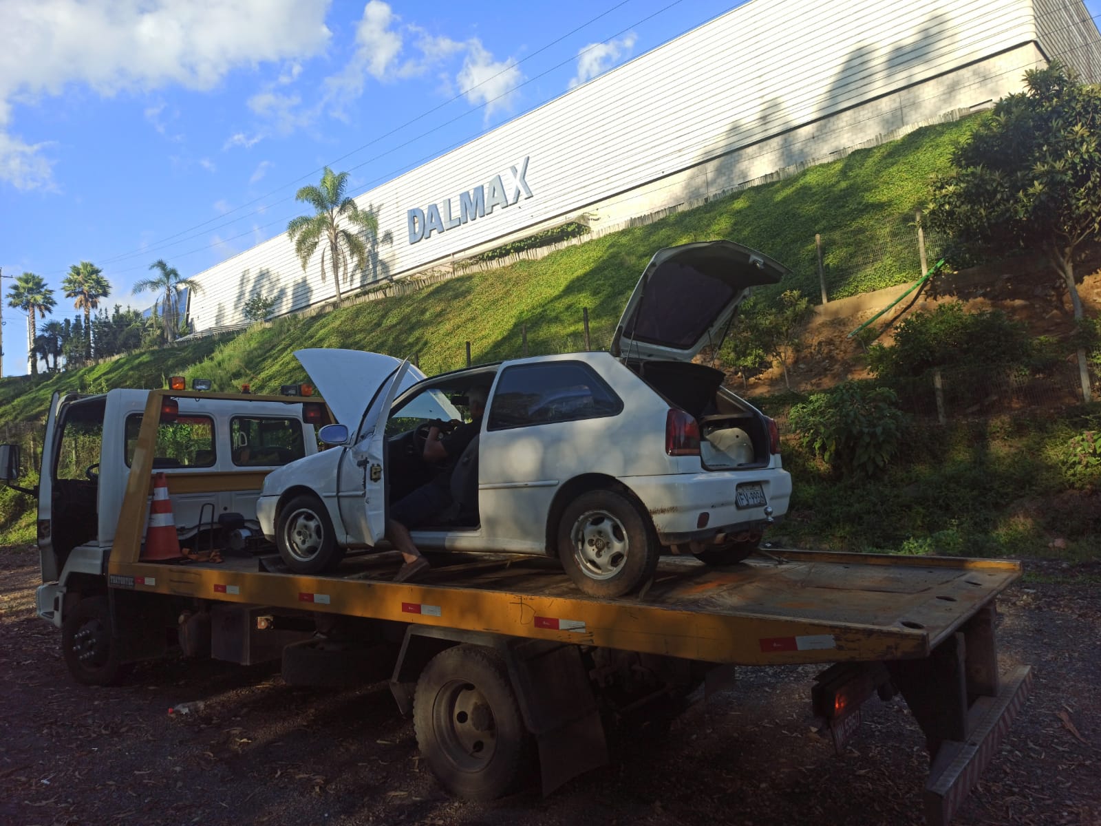 Carro furtado na sexta-feira em São Marcos foi localizado neste domingo em Flores da Cunha