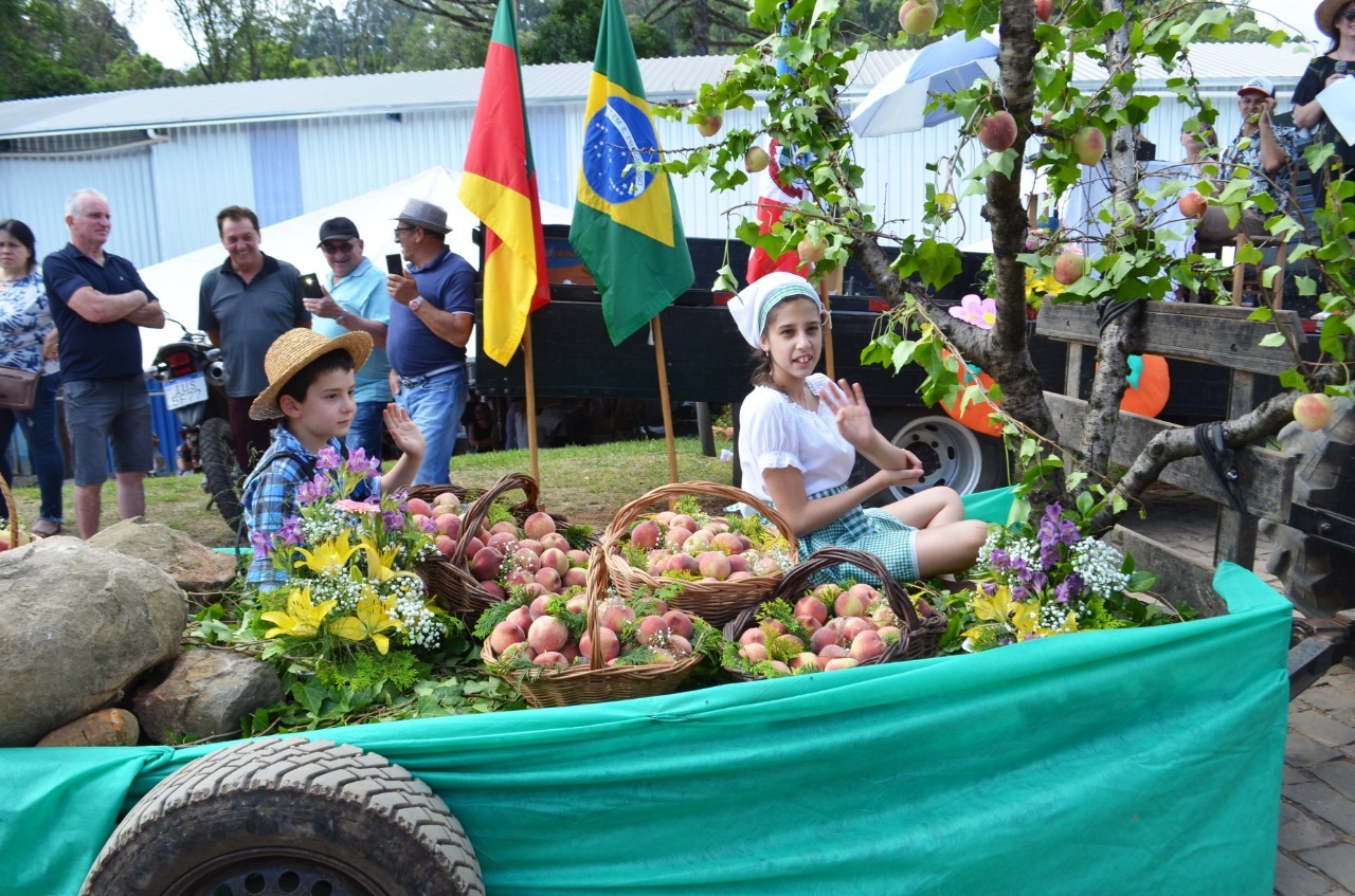 Reencontro de famílias marcou a 18ª Festa Regional do Pêssego em Campestre