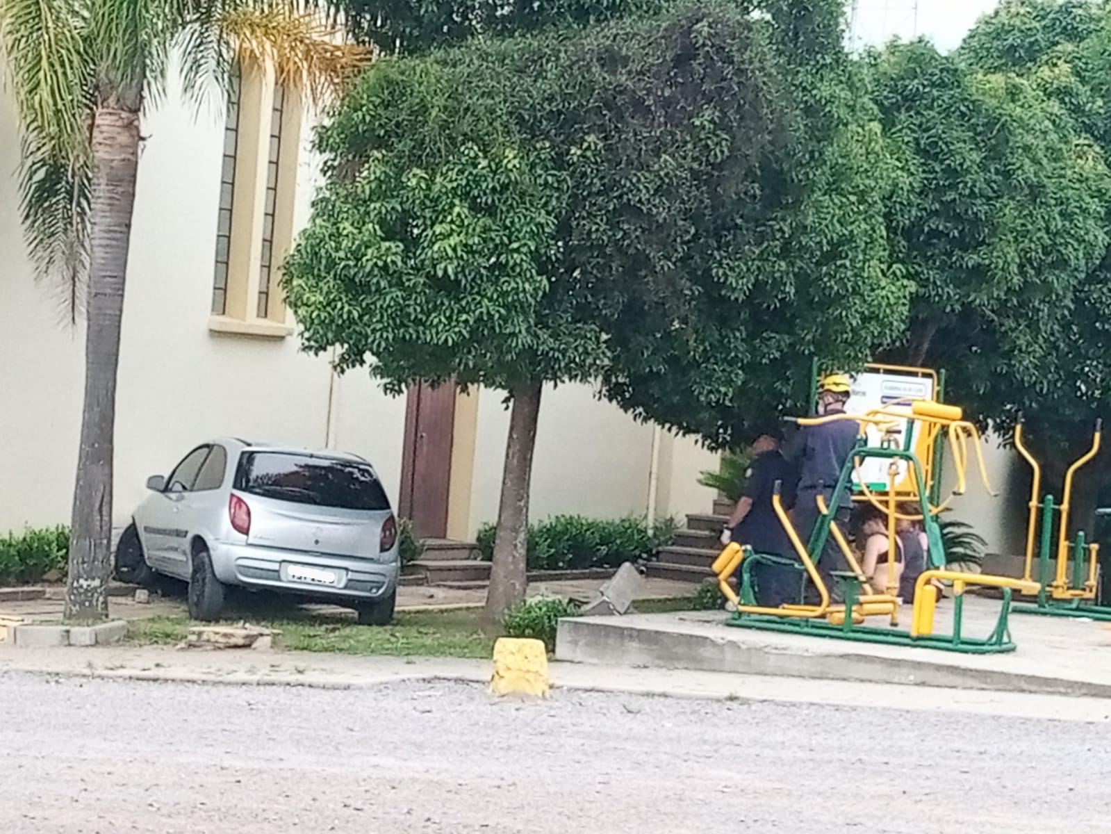 Veículo colidiu contra parede de igreja no Bairro Michelon, em São Marcos