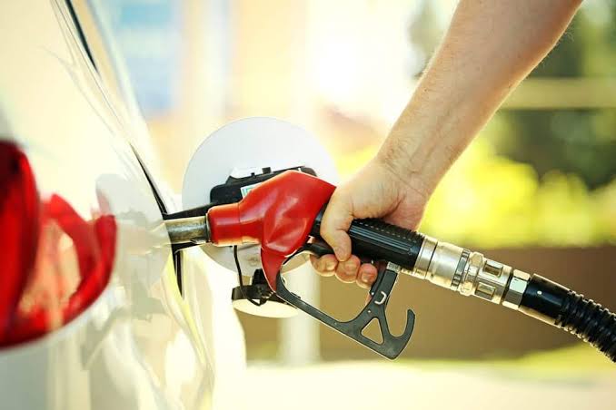 Gasolina e diesel ficam mais baratos para as distribuidoras a partir desta quarta-feira