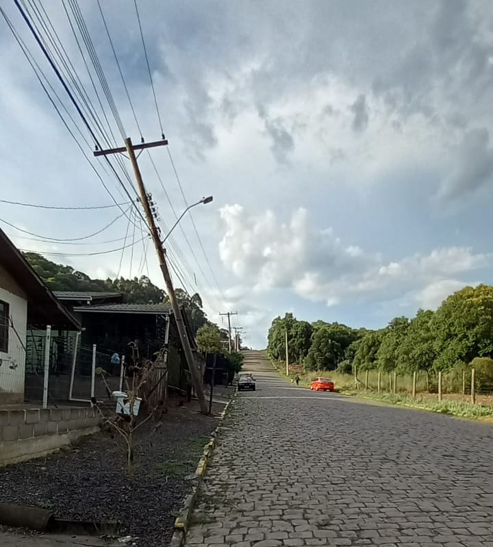 Poste com fios de alta tensão ameaça cair sobre residências no Colina Sorriso