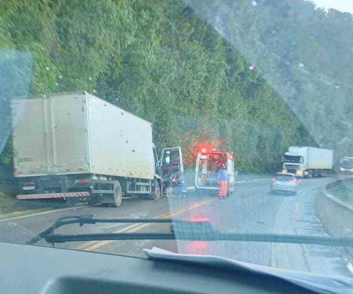 Caminhão colide em paredão e deixa duas pessoas levemente feridas em São Marcos