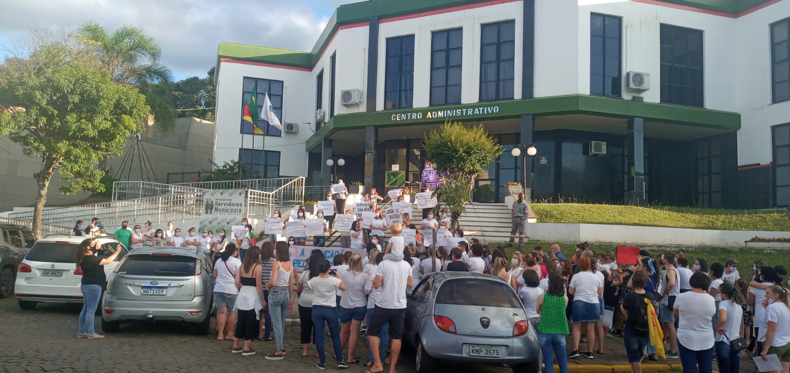 Após protesto de professores, prefeito de São Marcos antecipa salário e férias