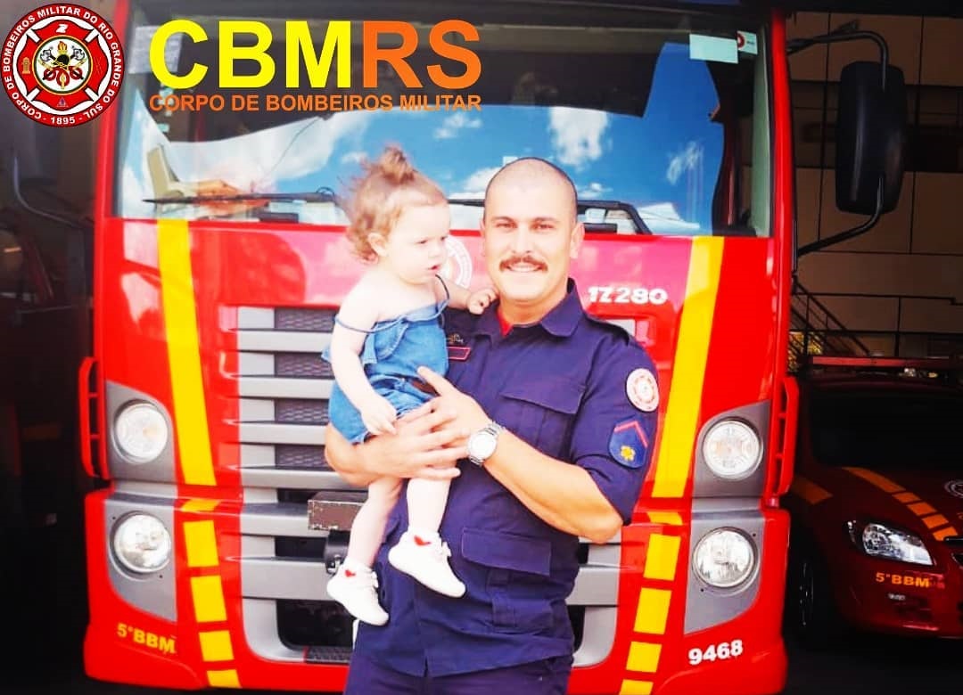 Recém nascida salva pelos bombeiros após engasgo no ano passado, visitou o quartel neste domingo (25)