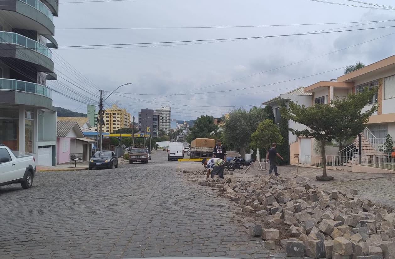 Prefeitura intensifica recuperação de pavimento na Avenida Venâncio Aires e ataca problemas crônicos