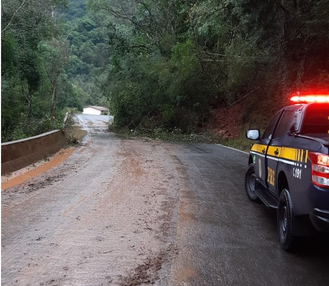 Trânsito interrompido no km 130 da BR 116 para desobstrução da via
