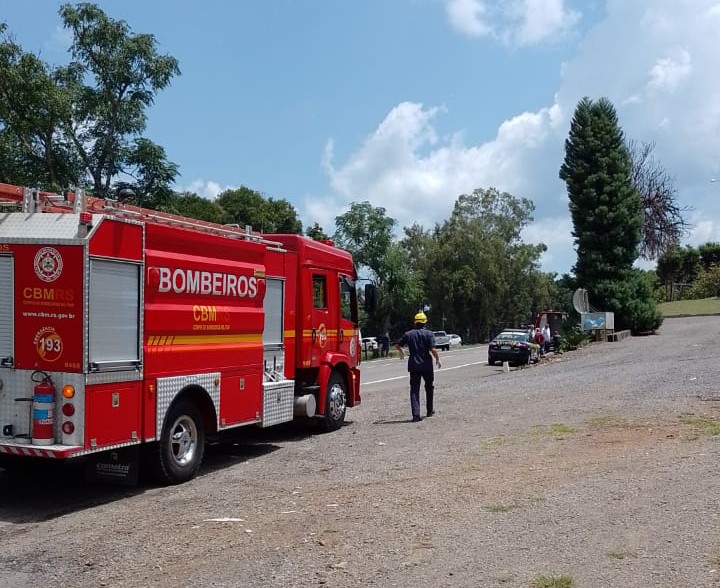 Acidente entre moto e caminhonete deixa um condutor ferido esta tarde