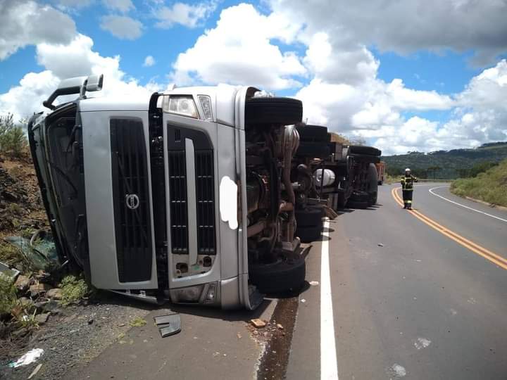 Caminhão com placas de São Marcos tombou em Santa Catarina esta tarde