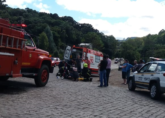 Mulher fica ferida em acidente envolvendo carro e moto