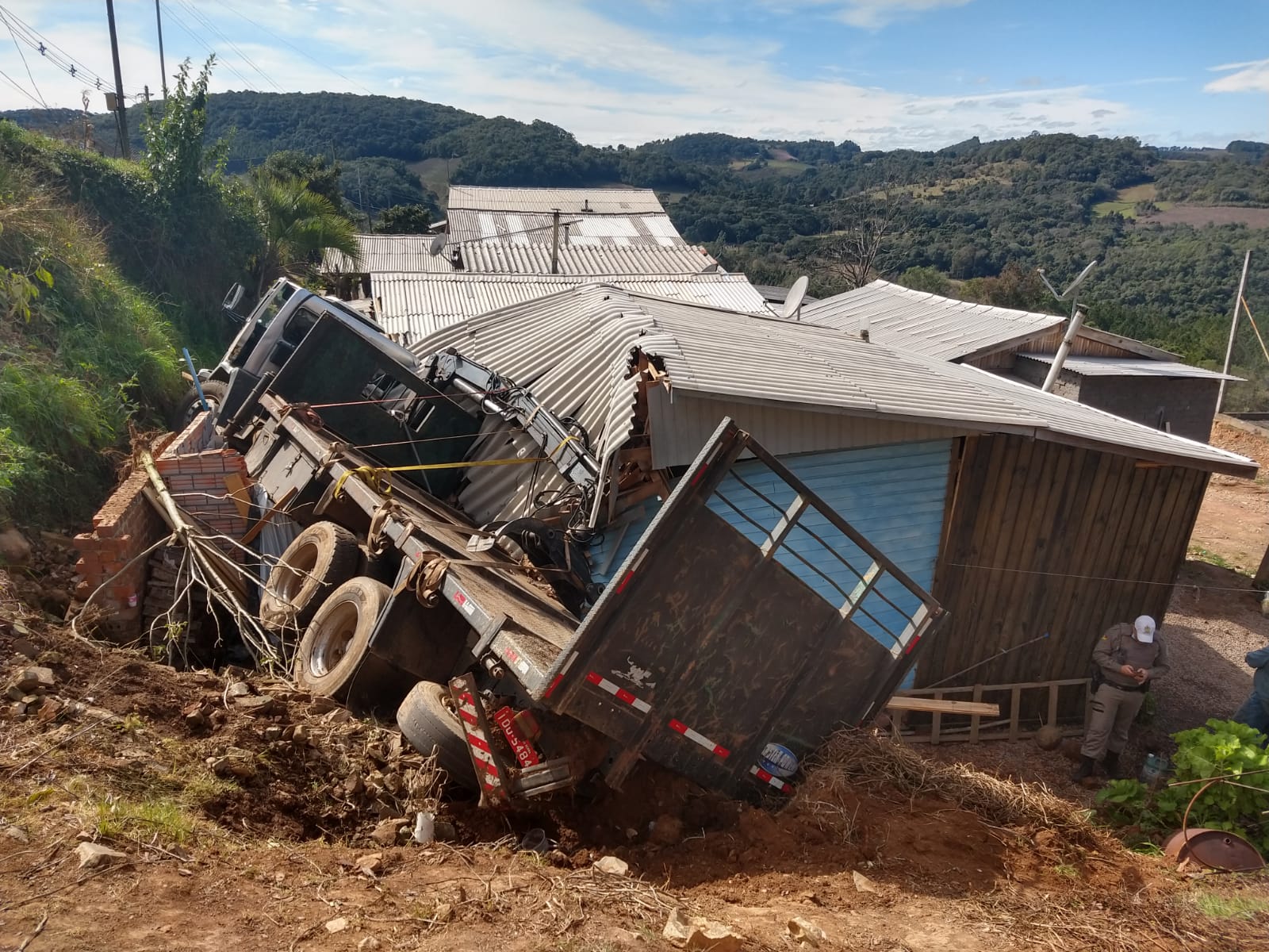 Caminhão desgovernado invade duas moradias em Campestre
