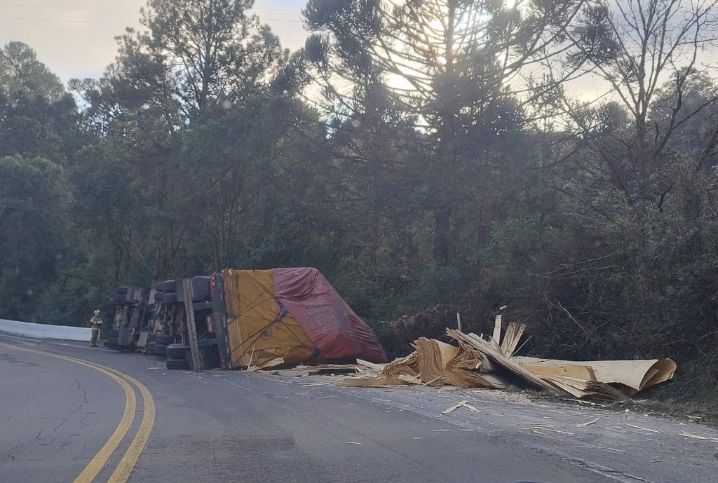 Condutor fica levemente ferido após tombamento de caminhão na BR-116, em São Marcos