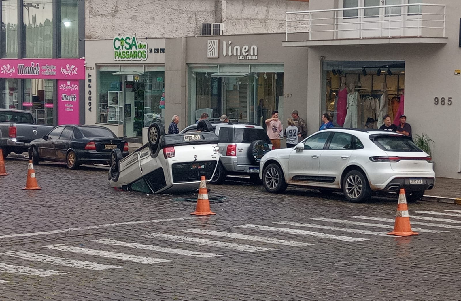 Mulher ficou ferida após colisão envolvendo três veículos em São Marcos