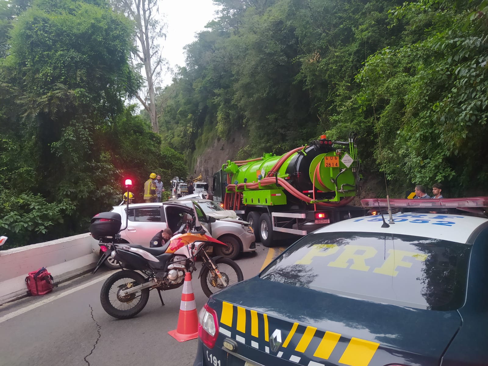 Colisão entre 4 veículos deixa o trânsito totalmente interrompido na BR 116 em Caxias