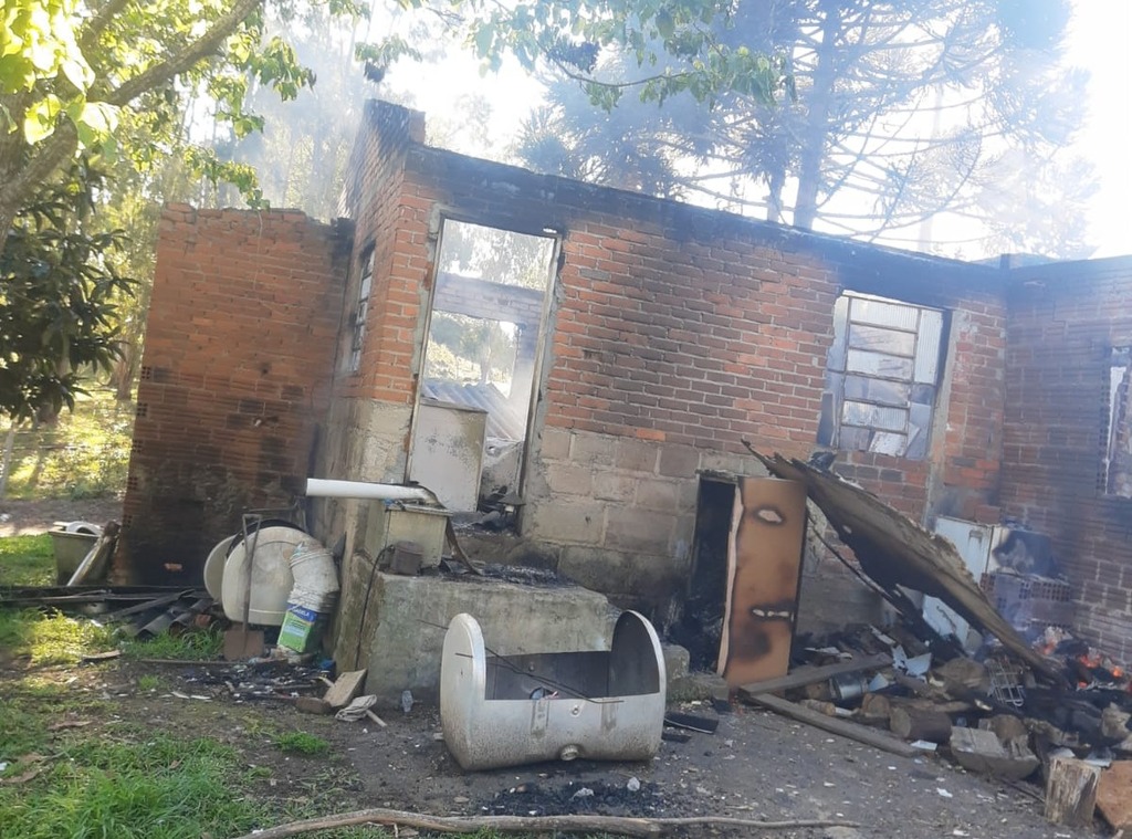 Família da Mulada perdeu tudo em incêndio e precisa de ajuda para recomeçar