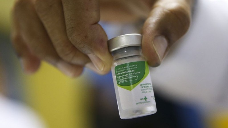 Após reunião, orientação é para municípios reservarem doses da vacina da gripe para grupos de risco