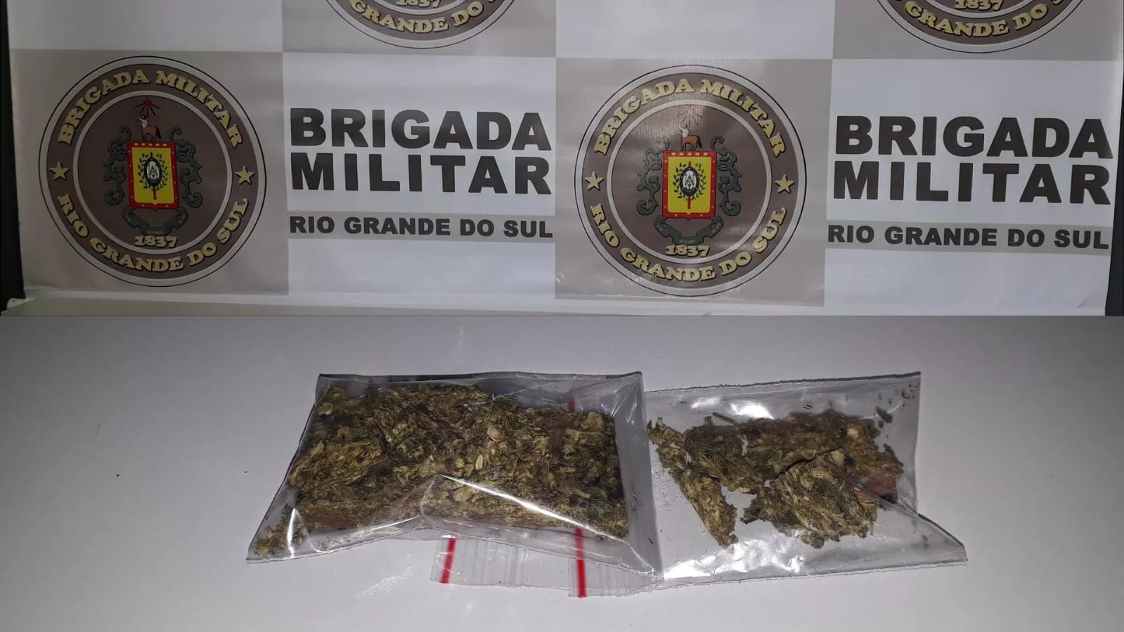 BM encontrou cerca de 30g de maconha com dois homens no Industrial