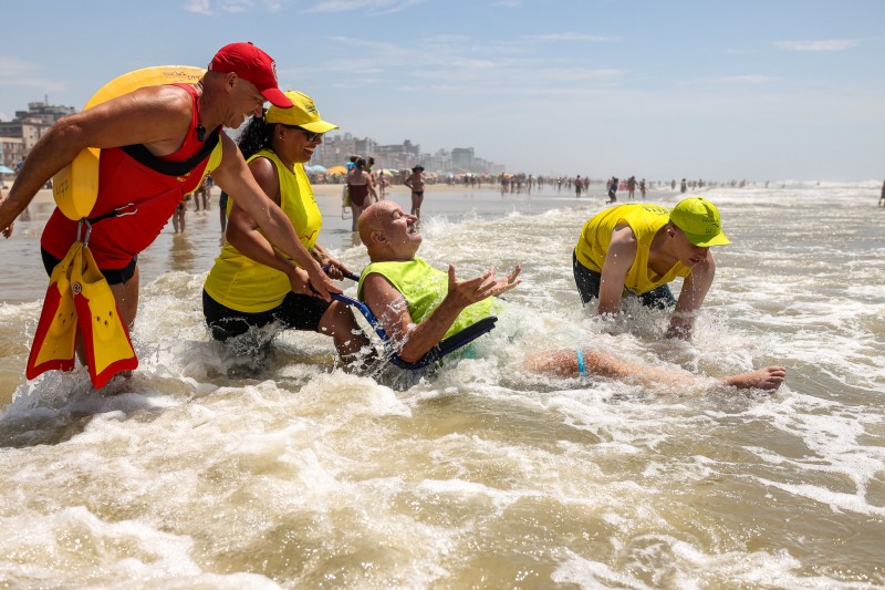 Cadeiras especiais permitem banho de mar a pessoas com deficiência e mobilidade reduzida