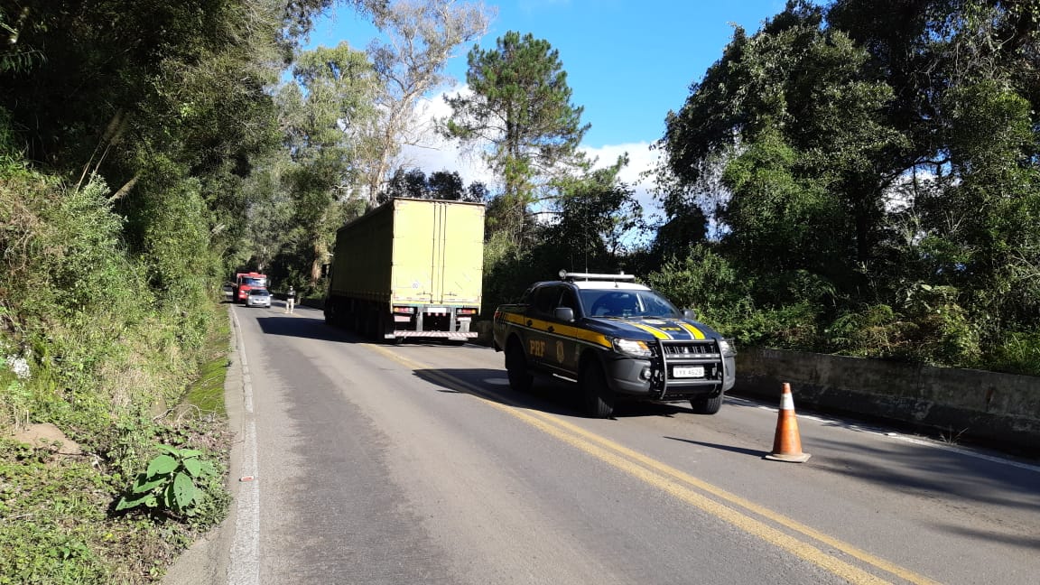 Trânsito em “pare e siga” no km 133