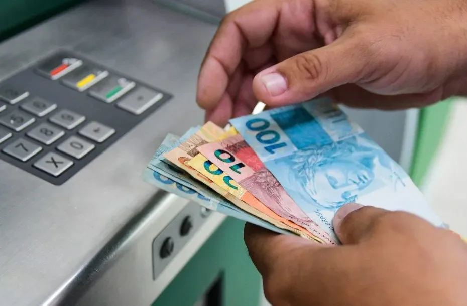 Governo gaúcho antecipará metade do 13º salário para servidores estaduais