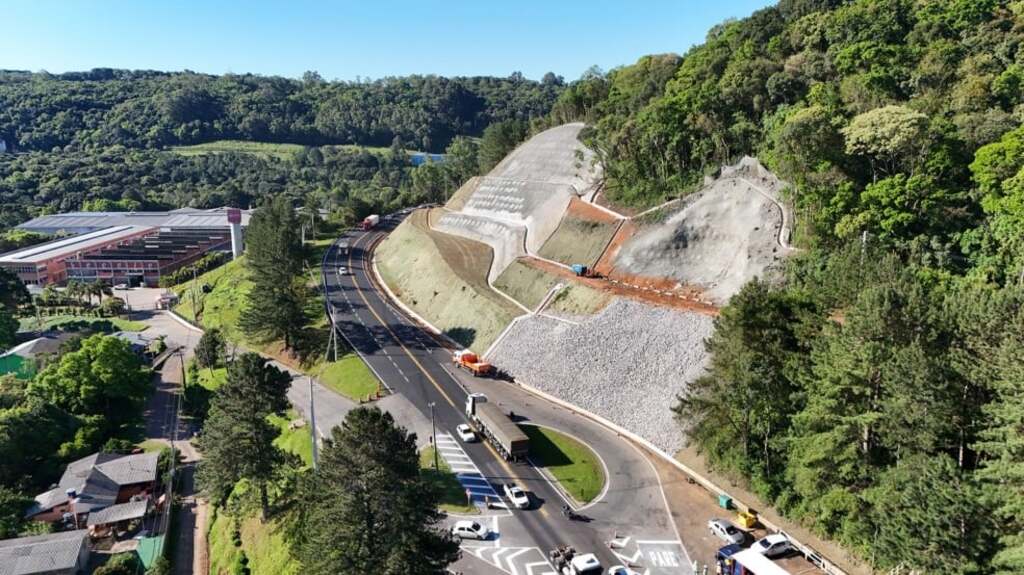 Concluída obra emergencial de estabilização de talude na ERS-122, em Caxias do Sul