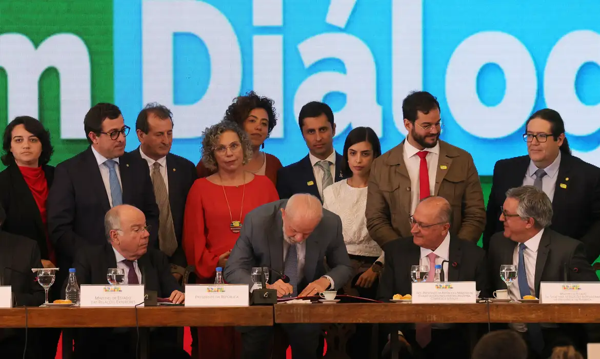 Presidente Lula sanciona lei de taxação de compras internacionais