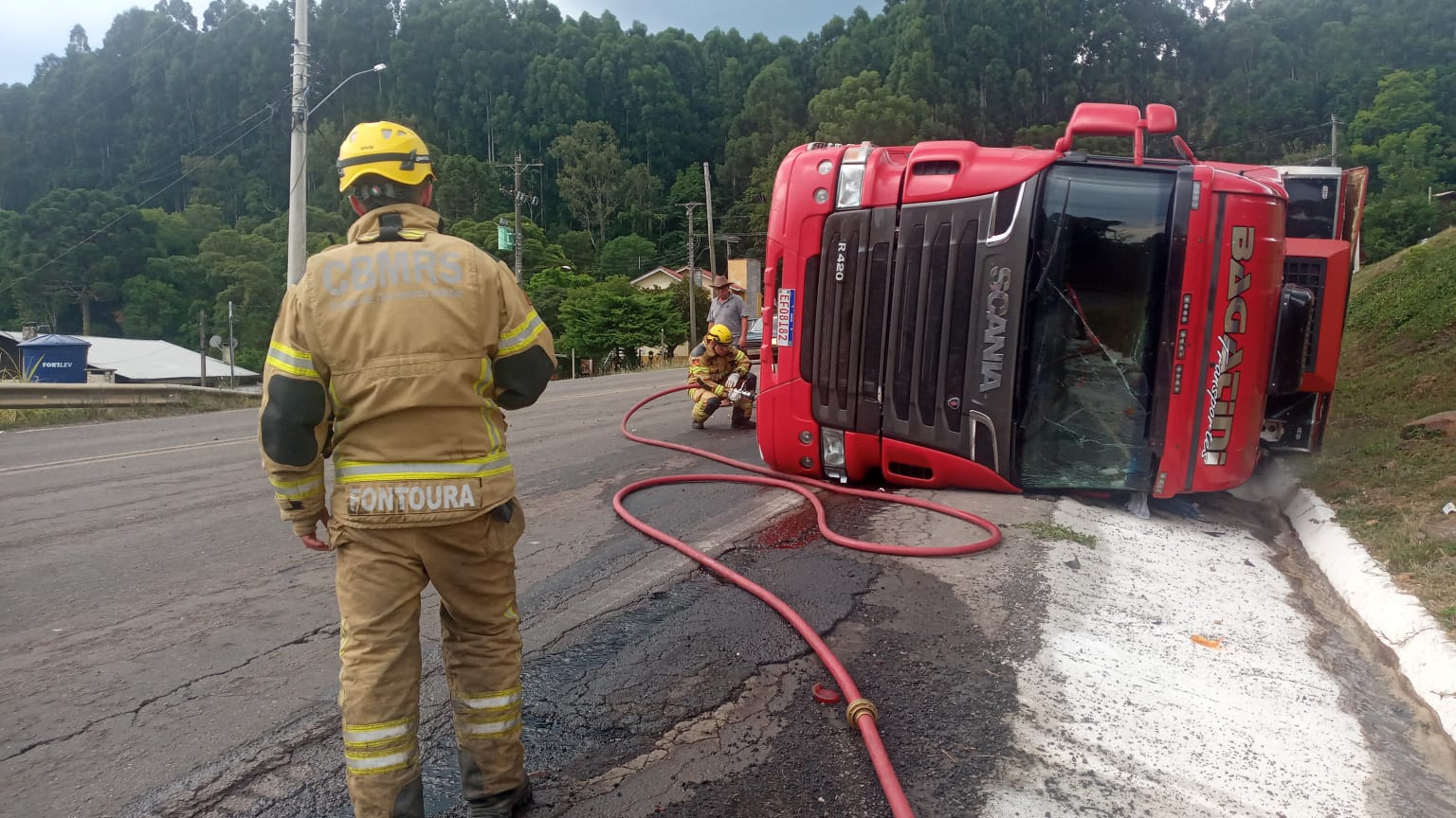 Condutor sai ileso após tombamento na BR 116 em São Marcos
