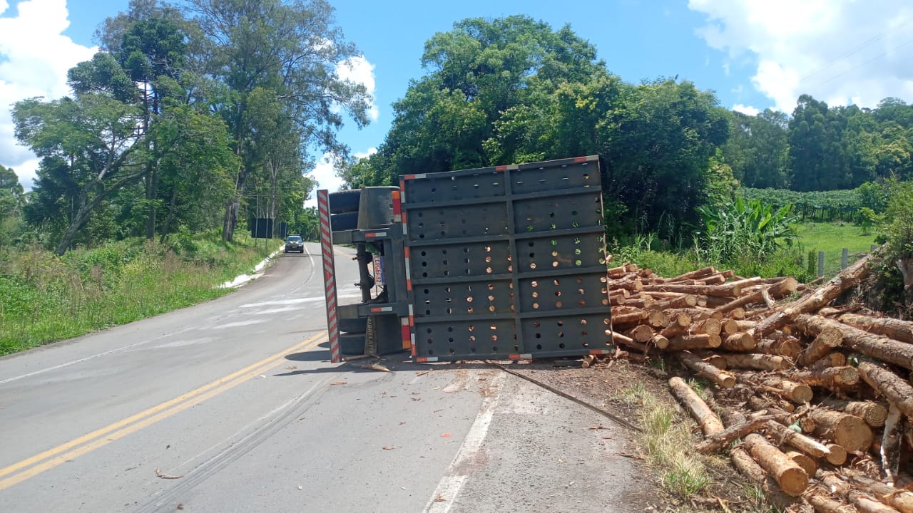 Caminhão carregado de toras tombou na BR 116 em São Marcos