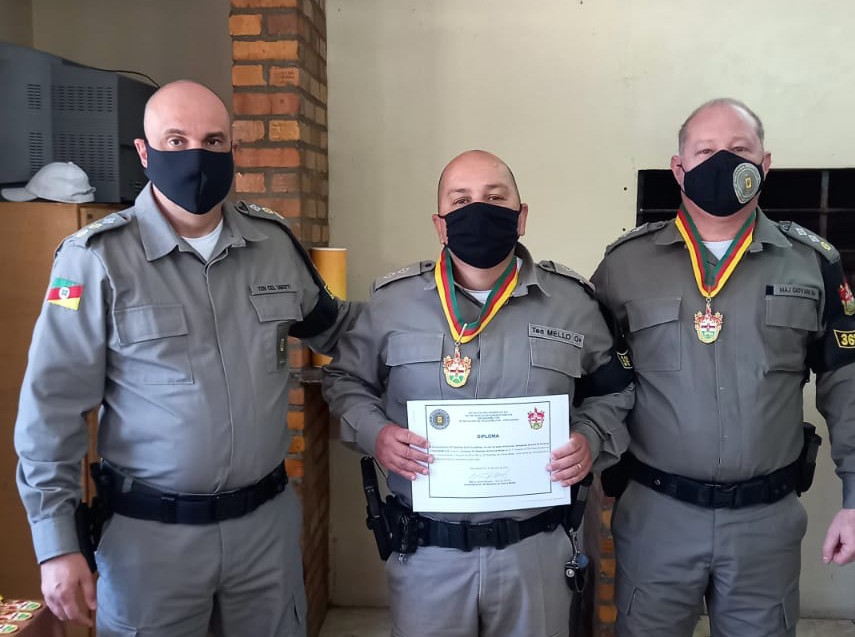 Ten. Mello recebe Comenda do 36°BPM