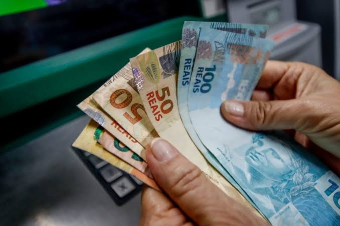 Aposentados e pensionistas do INSS recebem benefício com reajuste a partir de hoje