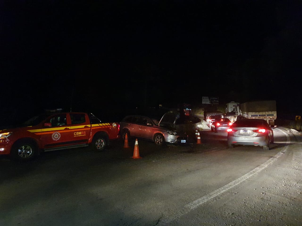 Colisão entre carro e caminhão deixa o trânsito em meia pista na BR